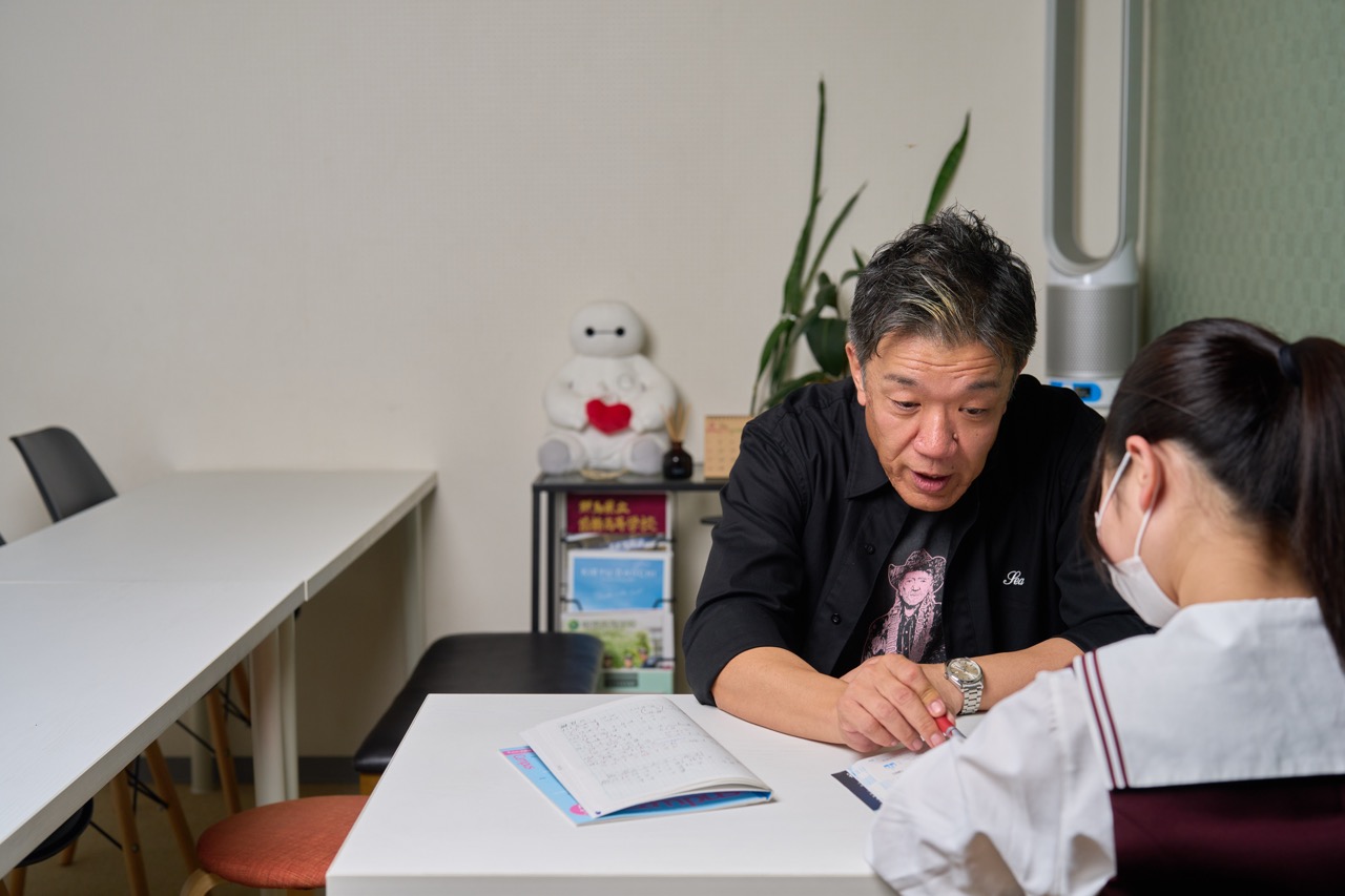 塾長が生徒と向き合って数学を指導している様子