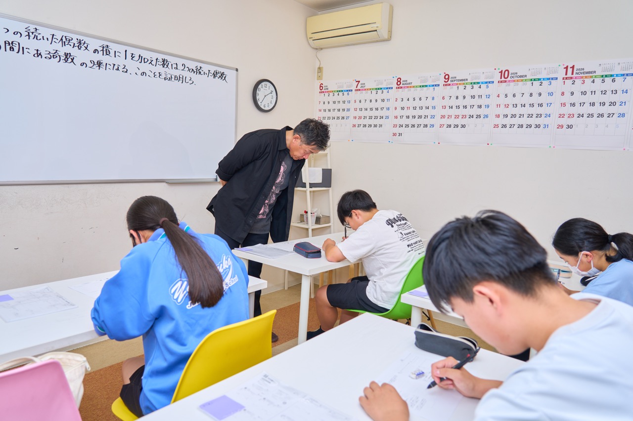 1時間3名程度で生徒が学習している教室風景