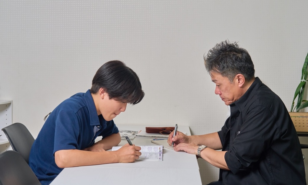 数楽教室で生徒の学習を見守る塾長